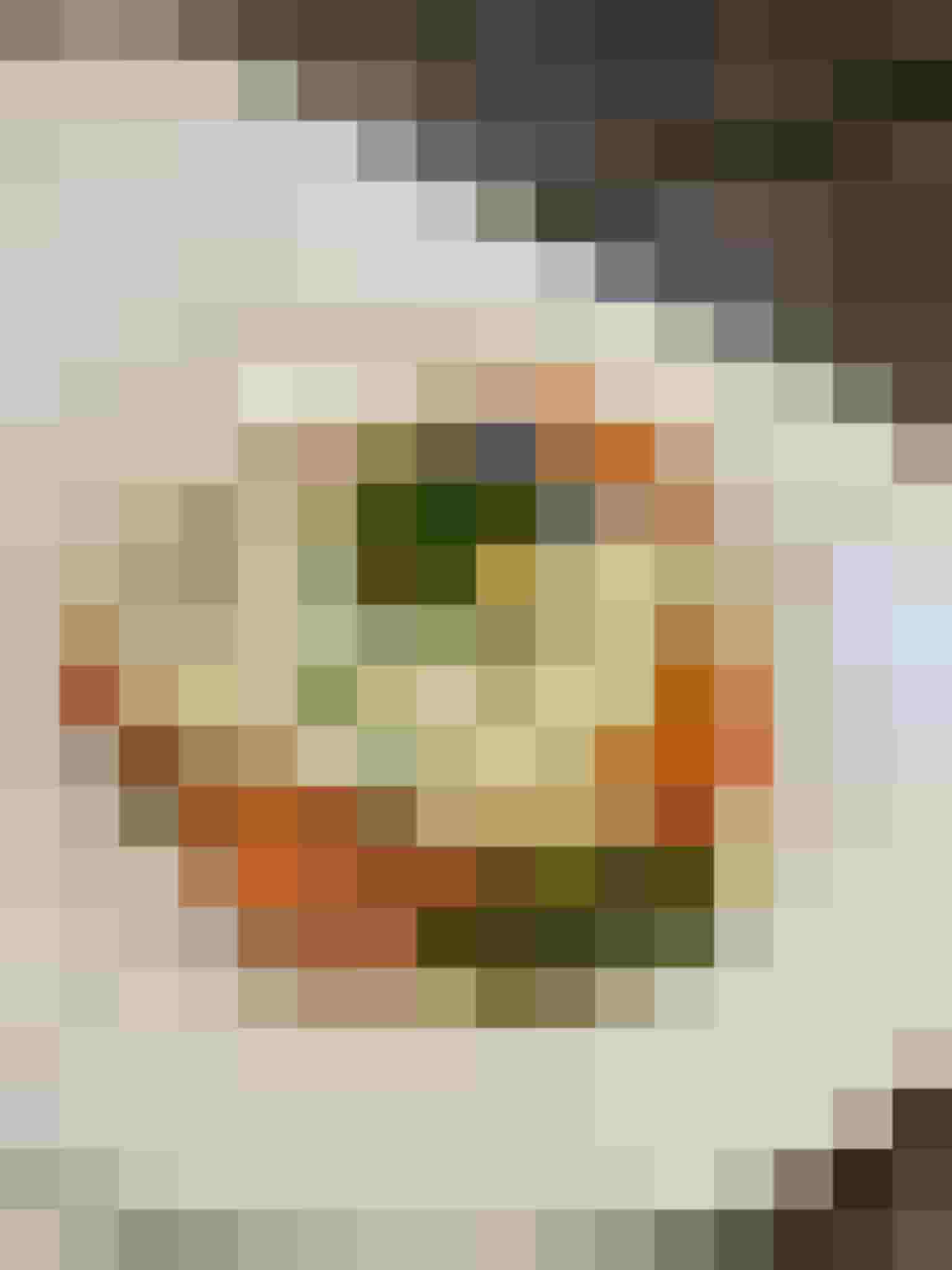 Spiegelei auf Brot mit Tomaten, Kräutern und grüner Soße, dekoriert mit Blüte